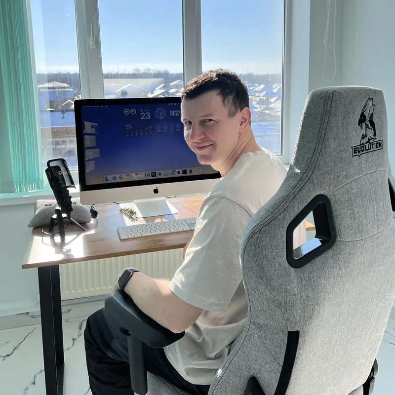 Георгий Дзамуков за iMac, работает с ИИ
