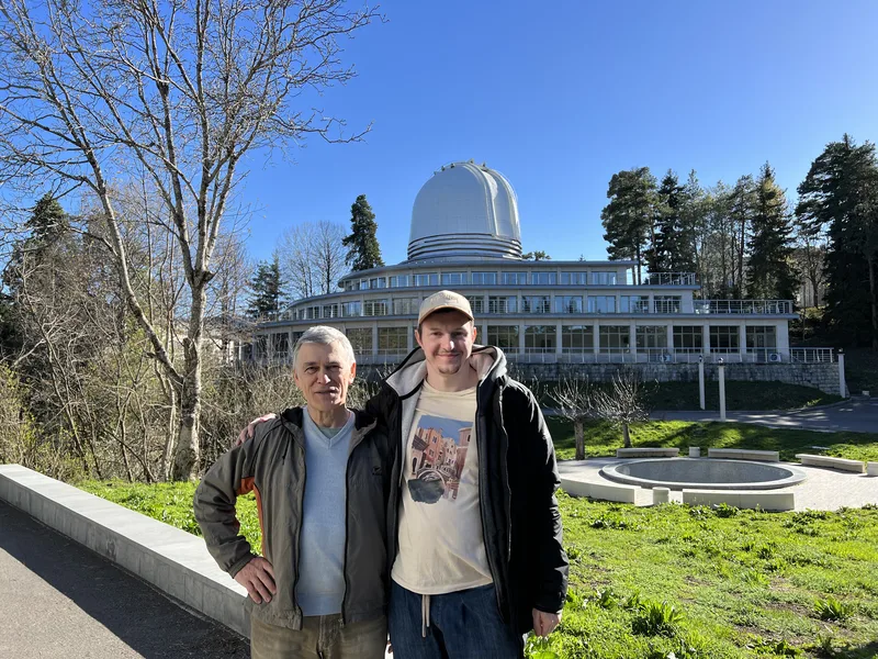 Георгий Дзамуков и Владимир Сурдин на фоне Абастуманской астрофизической обсерватории в Грузии