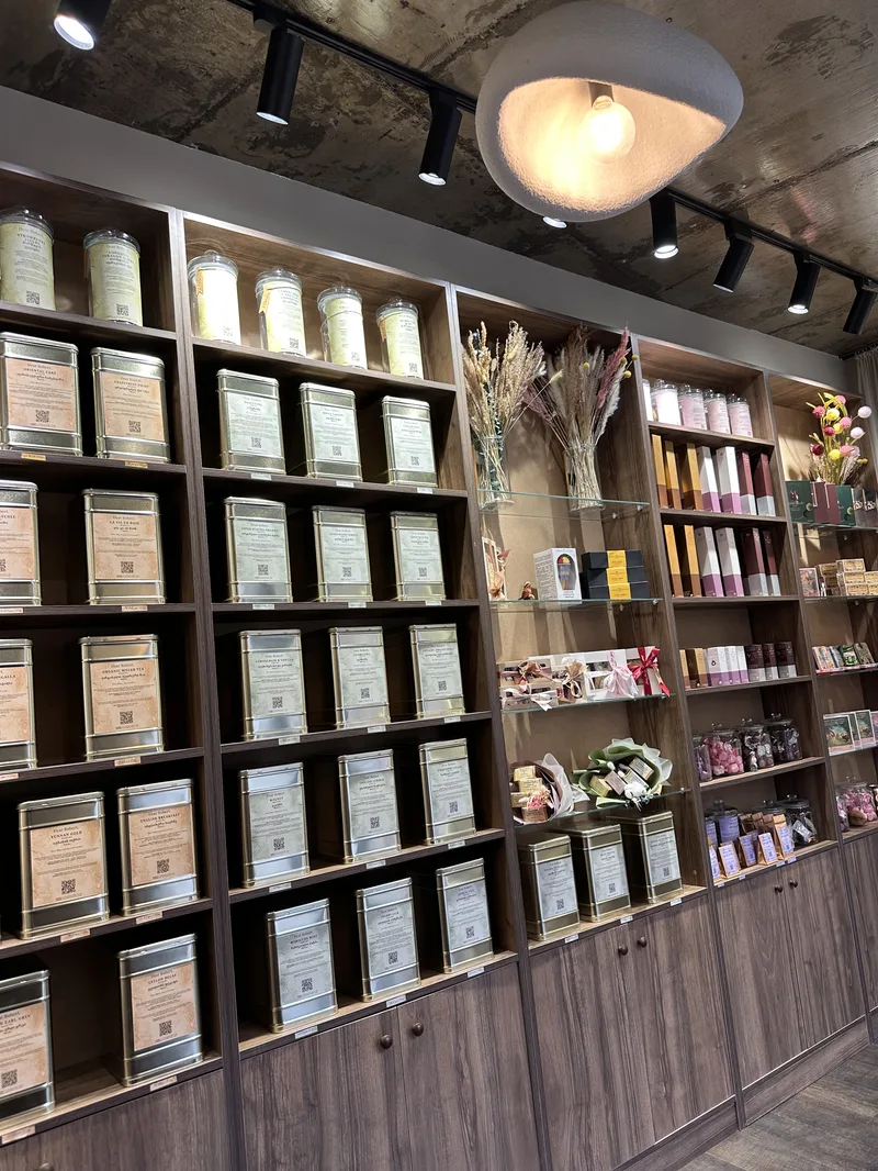 Интерьер магазина Dear Robert — оформление с чаем, кофе и аксессуарами