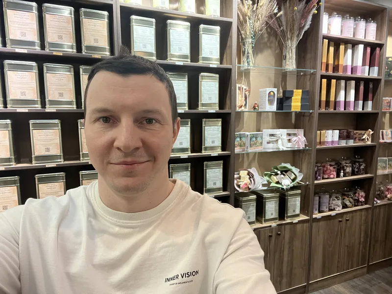 Георгий Дзамуков в магазине Dear Robert