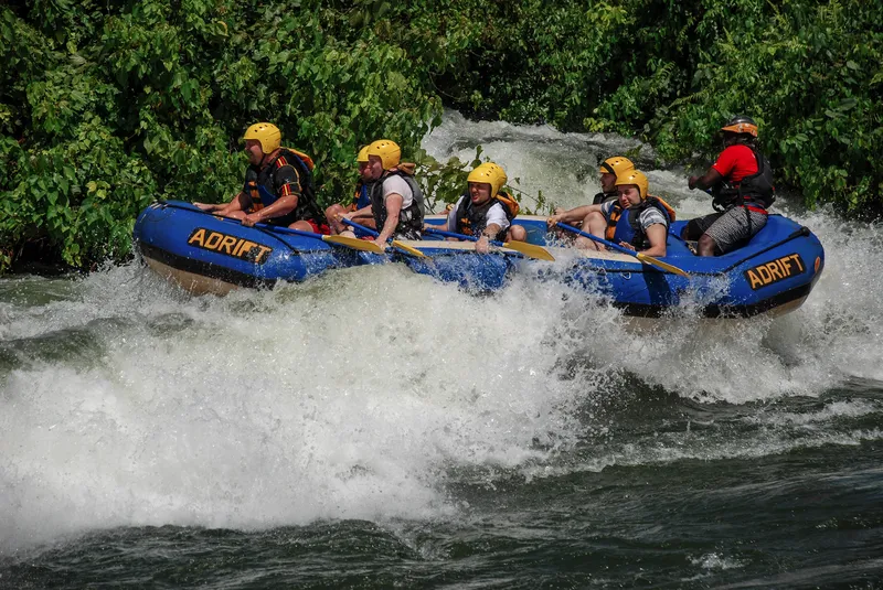 Рафтинг по Нилу в Уганде — команда на порогах