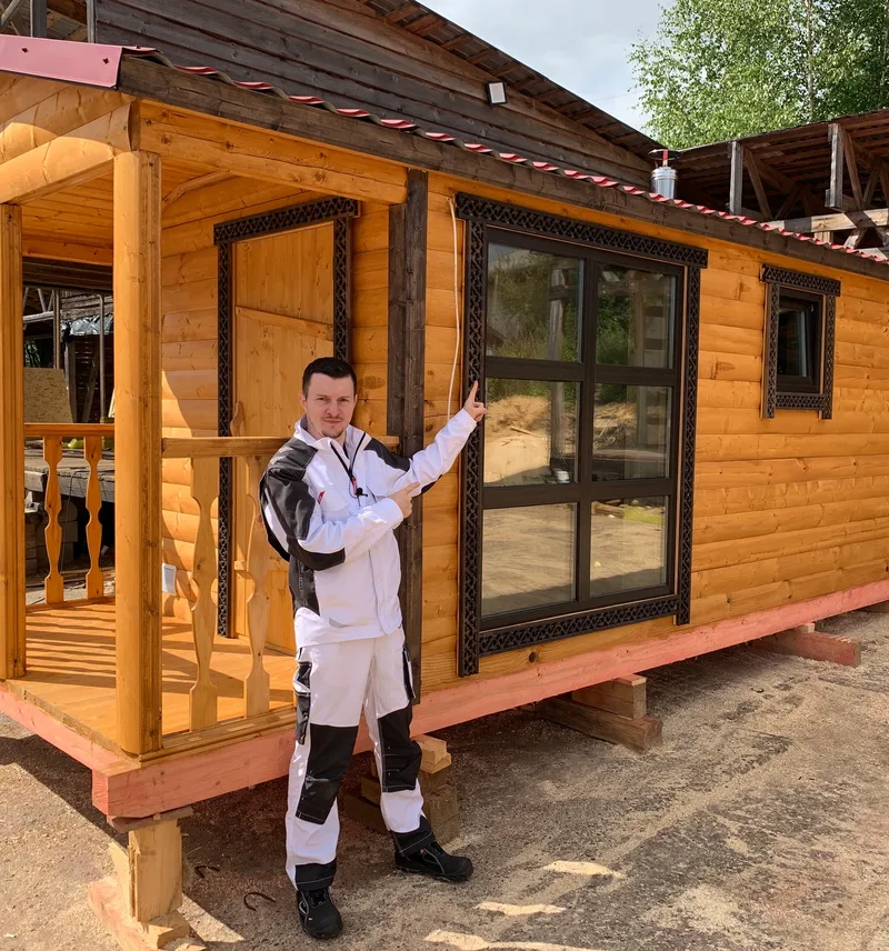 Георгий Дзамуков на фоне современной бани