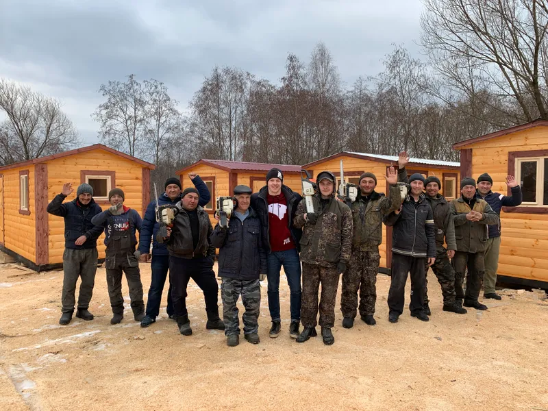 Георгий Дзамуков с бригадой строителей